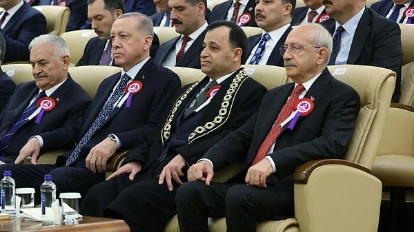 Birbirlerine çok yakın oturan Erdoğan ve Kılıçdaroğlu'nun arasındaki soğuk rüzgarlar alanda bulunan kameralara da yansıdı.