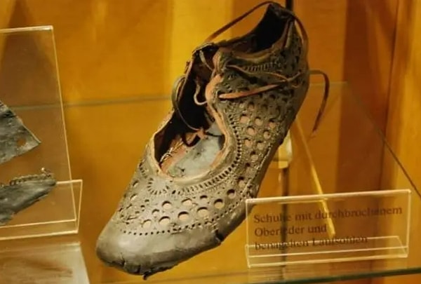 5. Этот римский ботинок, которому 2000 лет, выглядит так, будто бы его сделали сегодня: