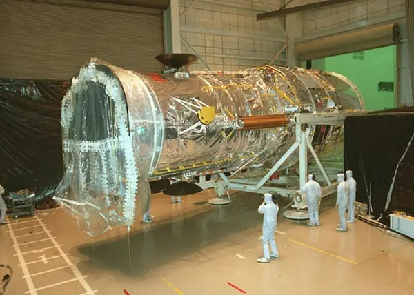 9. Вот насколько огромен космический телескоп Хаббл по сравнению с несколькими людьми: