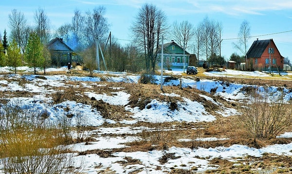 8. В начале весны, когда еще много снега, жители деревни занимаются подготовкой почвы, чтобы земля была готова к севу.