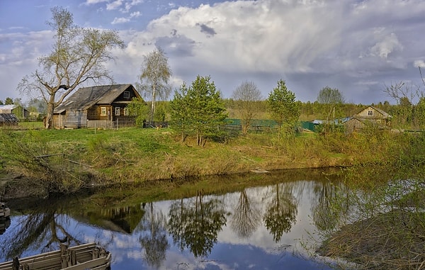 12. К концу весны, когда поля покрываются яркими цветами, жители деревни продолжают работать на земле.