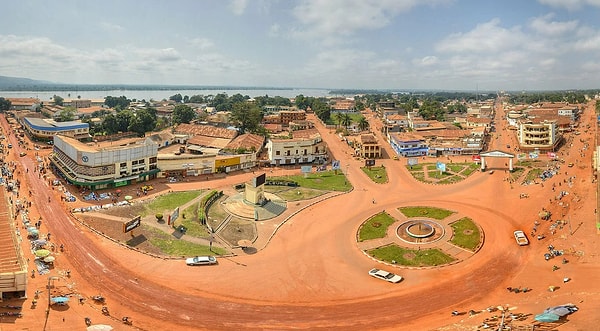 17. В какой стране находится город Банги?