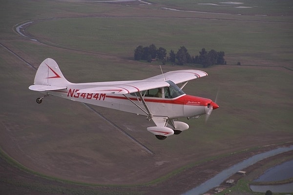 Вряд ли бы кто-то заметил НЛО, летя на большом пассажирском самолете. Уж слишком все увлечены тележками с едой и собственными гаджетами