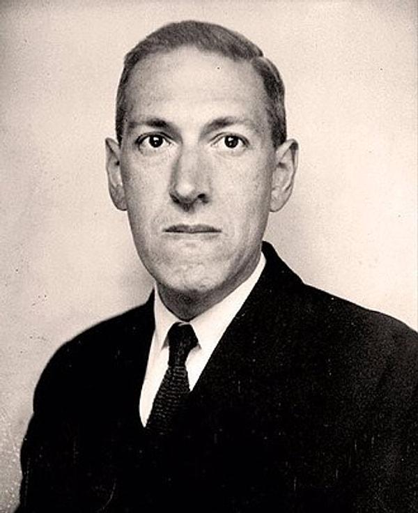Babasının hastaneye kapatılmasının ardından Lovecraft ve ailesi dedesinin yanına taşındı ve Lovecraft ilk defa dedesi ile yakınlaşarak okumaya olan ilgisini keşfetti. 3 yaşına geldiğinde ise Lovecraft çoktan okuma yazma biliyordu.