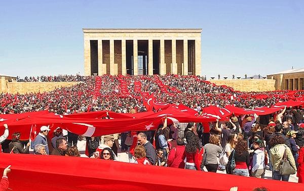 Tam 15 sene önce, Ankara’da, Çankaya’nın tüm sırtlarından Anıttepe’ye çıkan yollarda; bakımlı saçları, şık ceketlerine iliştirdikleri Mustafa Kemal rozetleri, ellerindeki Türk bayraklarıyla orta-üst yaşlı binlerce kadın yürüyordu.
