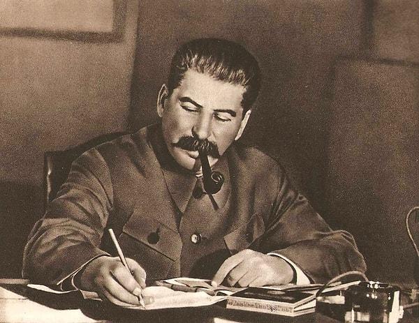 4. Acımasız taktikler ve yöntemler kullanan Joseph Stalin ise yaklaşık 20 milyon kişinin ölümüne sebep oldu.