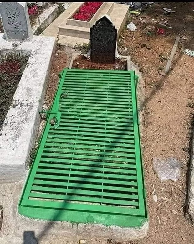 Twitter'da gündem olan kilit vurulmuş mezar görseli ise insanlığa olan inancımızı bir kez daha sarstı. Aileler son çare olarak kadın mezarlarını işte böyle korumaya çalışıyorlar...