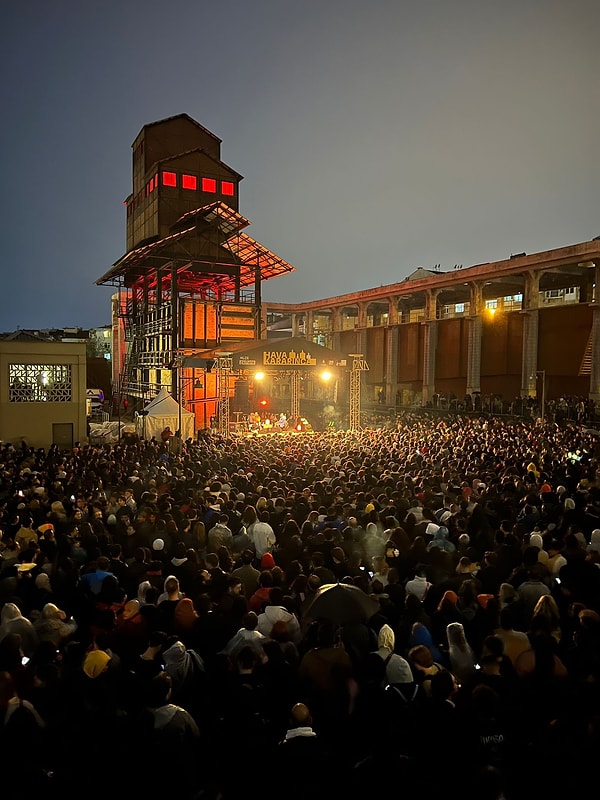 İmamoğlu, İstanbul'da gerçekleşen Büyük Ev Abluka'da konserinden bir kareyi Twitter'dan paylaştı.