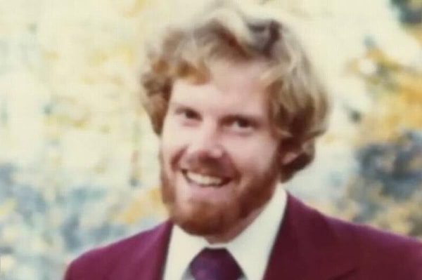 Карасон, родом из Вашингтона, родился светлокожим, веснушчатым, рыжеватым блондином и оставался таким, пока однажды не увидел рекламу