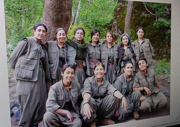 Dönmez, PKK kamplarında çekildiği tespit edilen fotoğraflarda, diğer terör örgütü mensupları ile birlikte görülüyor.