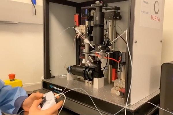 İspanyol Overture Life şirketi, playstation kumandası kullanılarak kontrol edilebilen bir sperm enjeksiyon robotu üretti.