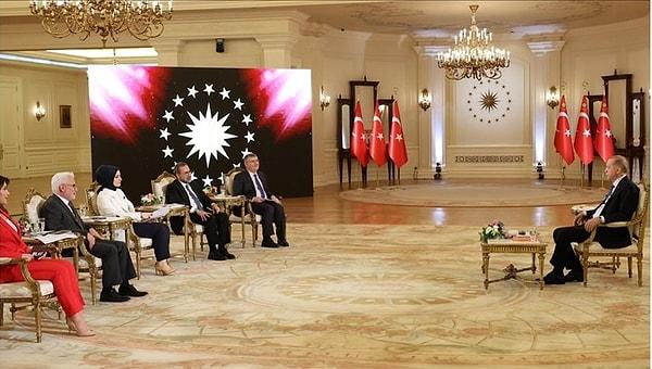 Koca, konuşmasında geçen akşam katıldığı canlı yayında rahatsızlanan Cumhurbaşkanı Tayyip Erdoğan'ın son durumuna ilişkin açıklama yaptı.