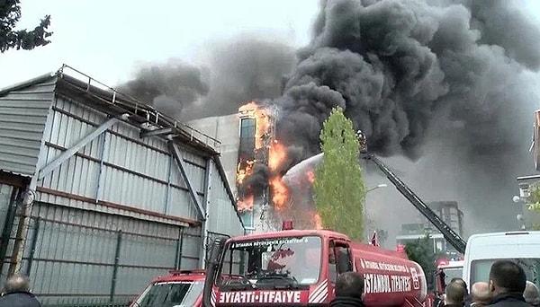 Küçükçekmece'de hükümete yakın Akit Gazetesi ve Televizyonu'nun da bulunduğu 11 katlı binada yangın çıktı.