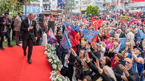 Seçim çalışmalarını tam gaz sürdüren CHP İzmir İl Başkanlığı, Balçova'da seçim ofisi açılışı ve aday tanıtım töreni yaptı.