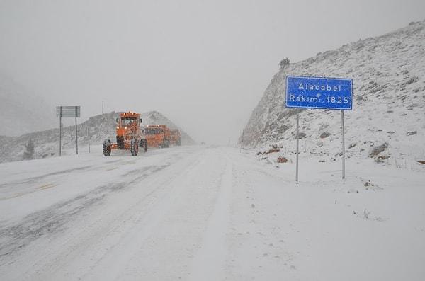 Kar yağışının başlaması ile birlikte karayolları Alacabel ekipleri harekete geçerek yolda biriken karları kürüme çalışmaları başlattı.
