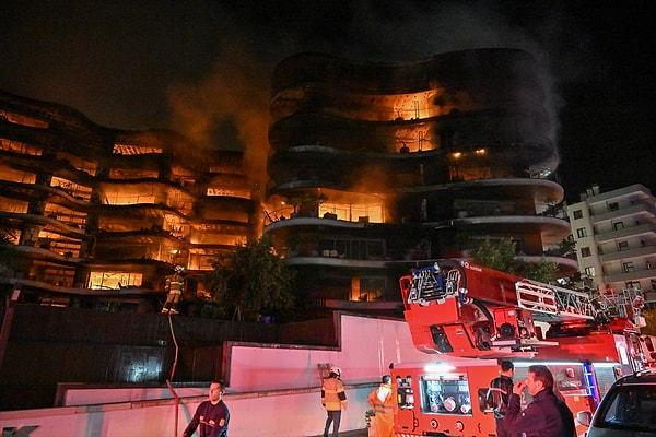 Yangın, saat 22.30 sıralarında Yenikale Mahallesi İsmail Cem Sokak’ta bulunan lüks bir sitede çıktı.