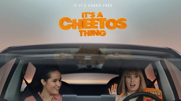 7. Arkadaşlarınla uzun bi’ yolculuğa çıkacağın zaman Cheetos’lu ellerin sayesinde hem araba kullanmaktan yırtabilirsin hem de Cheetos lezzetinin keyfini çıkarabilirsin. Bir taşla iki kuş!