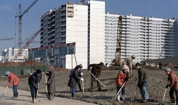 6. В дальнейшем субботники стали проводиться регулярно и стали одной из форм организации труда в СССР.