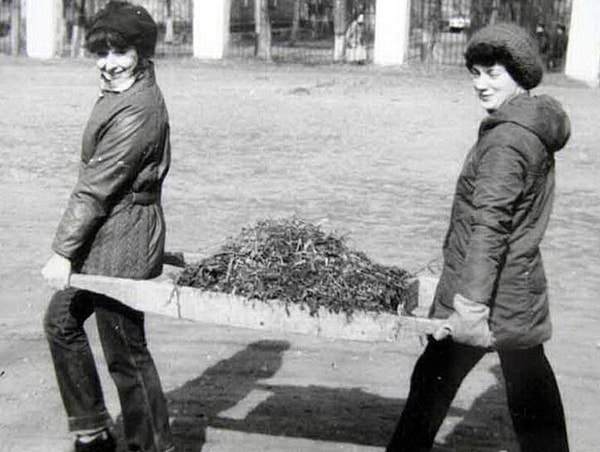 11. Участие в субботниках было обязательным для всех категорий населения СССР, в том числе для школьников, студентов и работников различных организаций.