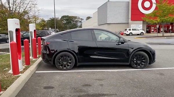 Tesla Model Y ise Supercharger adı verilen kendi şarj ağı üzerinden hızlı şarj yapabiliyor. Ayrıca aracın maksimum şarj gücü 250 kW'e kadar da çıkabiliyor.