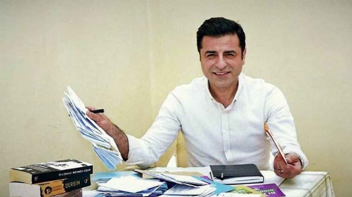 Selahattin Demirtaş Kimdir, Neden Hapse Girdi? Selahattin Demirtaş Kaç Yıl Ceza Aldı?