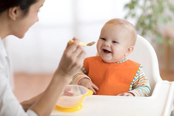 Yeşil kakanın bir başka nedeni ise beslenme değişiklikleri. Bebeğinizin beslenmesinde yapılan değişiklikler sonucunda da bebeklerde yeşil kaka görülebiliyor.