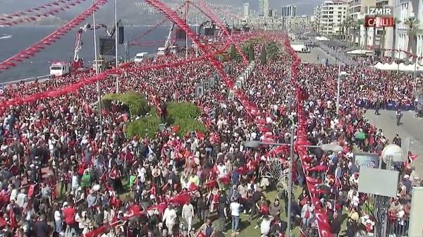 Görüntülerde yüz binlerce kişinin şarkılar söyleyerek ittifakın adayı Kemal Kılıçdaroğlu'na tezahüratlar ettiği görüldü.