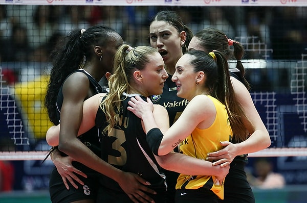 Üçüncü sete etkili başlayan VakıfBank, setin başında 7-4 üstünlük kurdu. Fenerbahçe Opet, Cristina'nın sayılarıyla etkili olduğu bölümde 16-15 öne geçti.