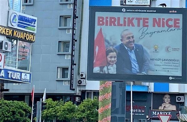 AK Parti Antalya Milletvekili Adayı olan, Dışişleri Bakanı Mevlüt Çavuşoğlu’nun seçim çalışmalarında kullanılan propaganda görselinde Türk Bayrağı da yer aldı.