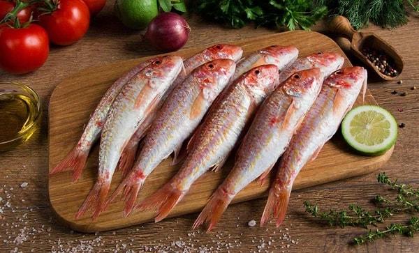 Tekir: Yağ asitleri bakımından zengin olmasının yanı sıra omega-3 yağ asidinin doğrudan vücuda geçtiği nadir balıklar arasında yer alır. Bu sayede insan sağlığına inanılmaz faydaları vardır. Özellikle bağışıklığı güçlendirir bu sayede virüs ve enfeksiyonlara karşı vücudu korur.