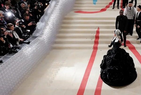 Итак, это Met Gala 2023! Тема этого года была «В честь Карла», и звезды постарались на славу