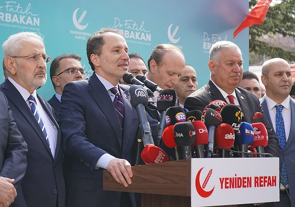 Aday listesini YSK Başkanı Ahmet Yener'e teslim eden Yeniden Refah Partisi Genel Sekreteri Suat Pamukçu açıklamalarda buldunu.