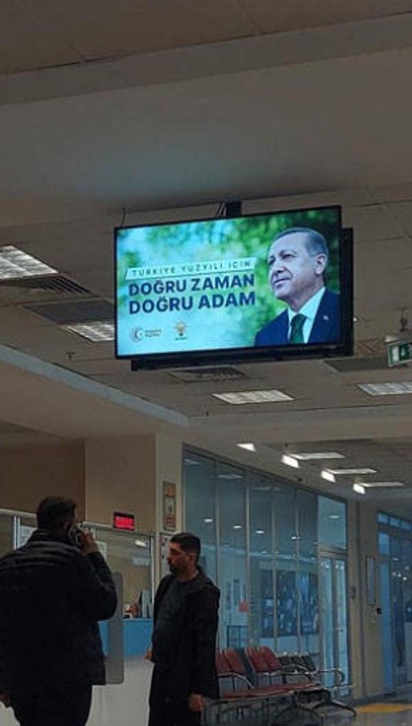 İstanbul’un Sultangazi ilçesinde bulunan belediye binasında, AK Parti’nin seçim kampanyasının afişleri gösterildi.