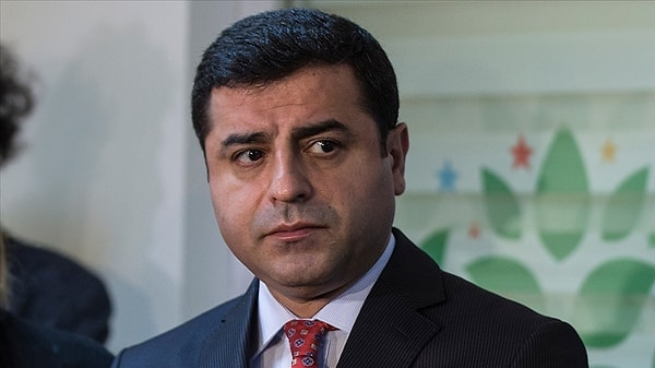 Güvenilir olmayan hesaplardan yayılacak kirli bilgilere karşı bugün bir uyarı da Selahattin Demirtaş'tan geldi.