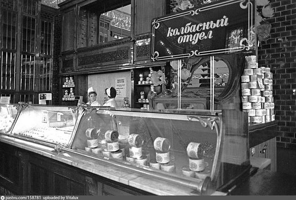 10. Пустые прилавки Елисеевского магазина в то время.