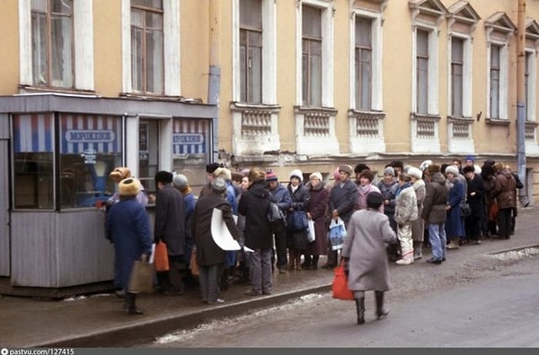 12. А это очередь в продуктовый ларёк на Почтамтской улице.