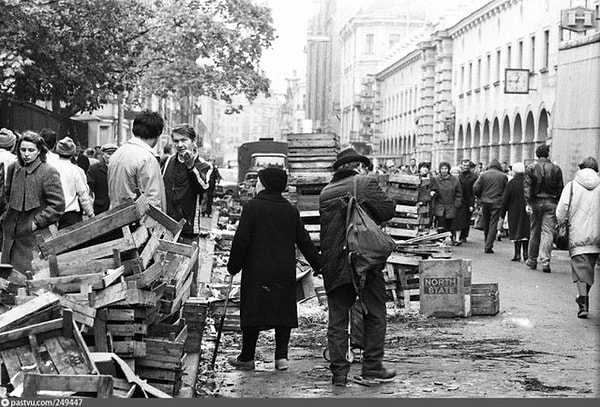 8. Кузнечный переулок завален ящиками с сигаретами.