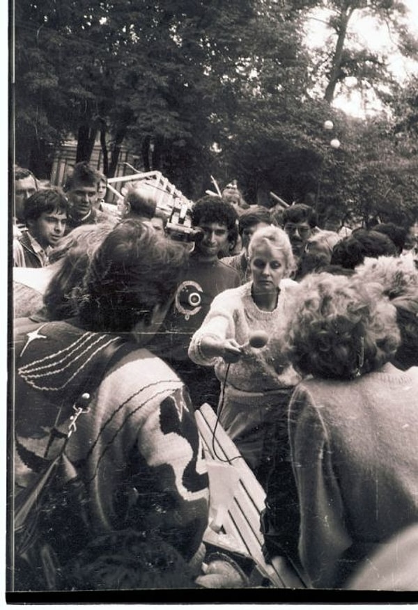 4. А это телеведущая Наталья Антонова на баррикадах у телецентра.