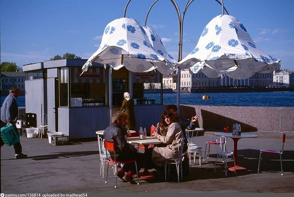 14. Модные зонтики-колокольчики на Адмиралтейской набережной.