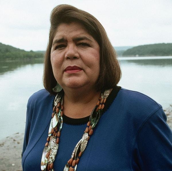 14. Wilma Mankiller (1945–2010), Cherokee Nation'ın baş şefi olarak seçilen ilk kadındı. Mankiller'ın iki kızı da 1960'larda doğdu ancak bu onun okula dönmesini engellemedi.