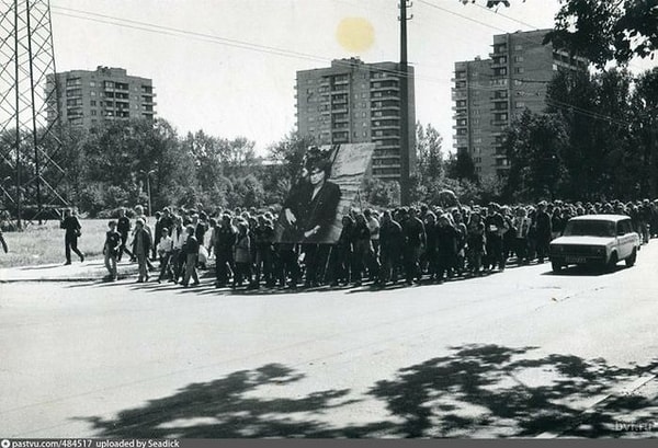 18. Похороны Виктора Цоя 15 августа 1990 года( траурная колонна идёт по Кондратьевскому проспекту).