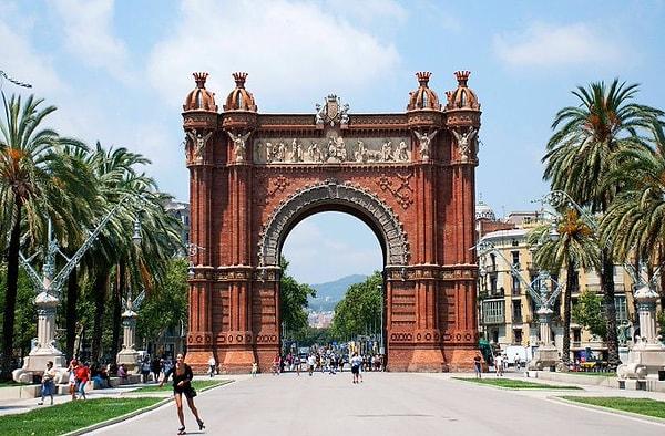Josep Vilaseca i Casanovas tarafından tasarlanan ve kırmızı tuğlalarıyla hemen tanınan Arc de Triomf gibi.