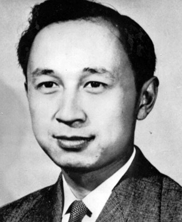Zengin ve reformcu bir aileden gelen Qian, 1935'te Amerikan bursuyla MIT'e gitti ancak daha sonra Caltech'e geçti.