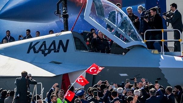 Cumhurbaşkanı Recep Tayyip Erdoğan törende Milli Muharip Uçak Projesi kapsamında geliştirilen ve “KAAN” ismi verilen savaş uçağını tanıttı.