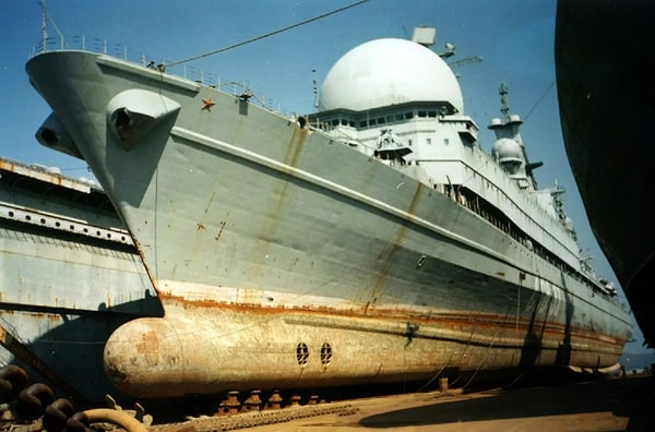 Этот корабль с водоизмещением 36,5 тонн, длиной борта 265 метров и двумя атомными реакторами ОК-900А с отдачей 171 МВт нес на борту многочисленное радиолокационное и радиоэлектронное оборудование