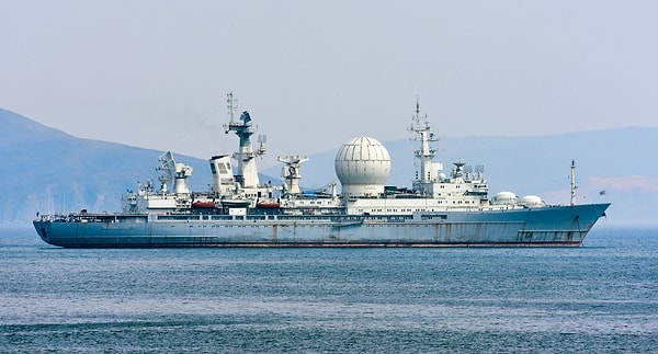 Ну а что там насчет белых шаров? На самом деле ничего загадочного в них нет. Каждый такой шар – защитный кожух для антенны радара от ветра и дождя