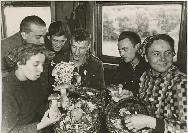 5. Молодежь в поезде.