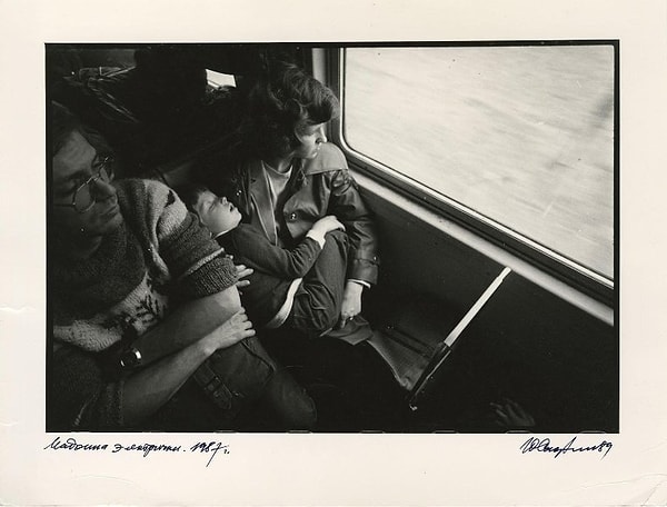 12. Семья в электричке.