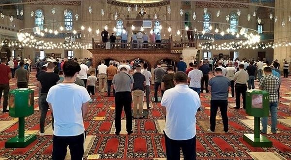 Cuma günleri öğle vaktinde Müslümanlar çevrelerine en yakın camilere giderek cemaatle birlikte Cuma namazlarını kılıyor.