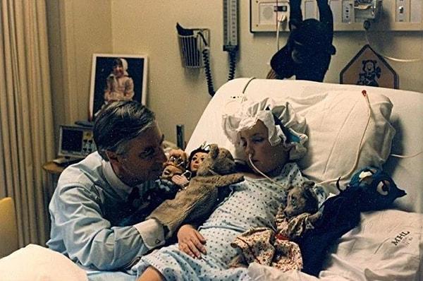1. Sunucu ve kukla sanatçısı Fred Rogers, John Hopkins Çocuk Hastanesi'nde ameliyat olduktan sonra komaya giren 7 yaşındaki Beth Usher için başucunda solo gösteri yapıyor. (1987)